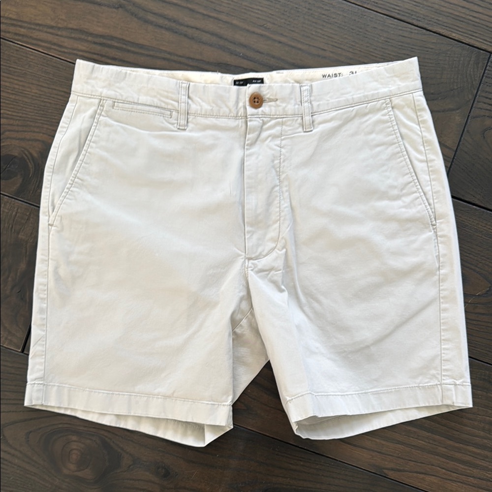 J. Crew Men’s 7 in chino shorts size 31